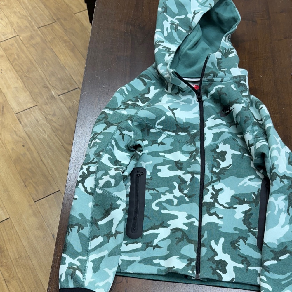 Nike Kids  Tech jacket Green Camo size medium